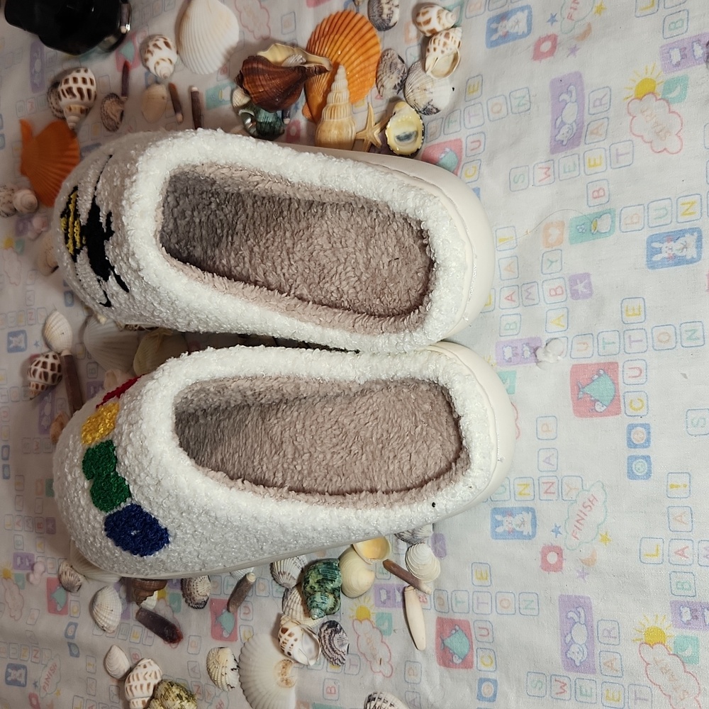 ZENANA Bee Kind White And Cream Fuzzy Slippers fit best for Womans Size 9 - Picture 3 of 5